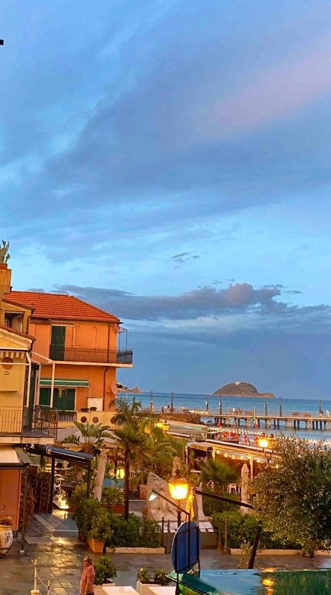 Appartamento Pieno centro, vista mare, 30 metri dalla spiaggia Alassio Esterno foto